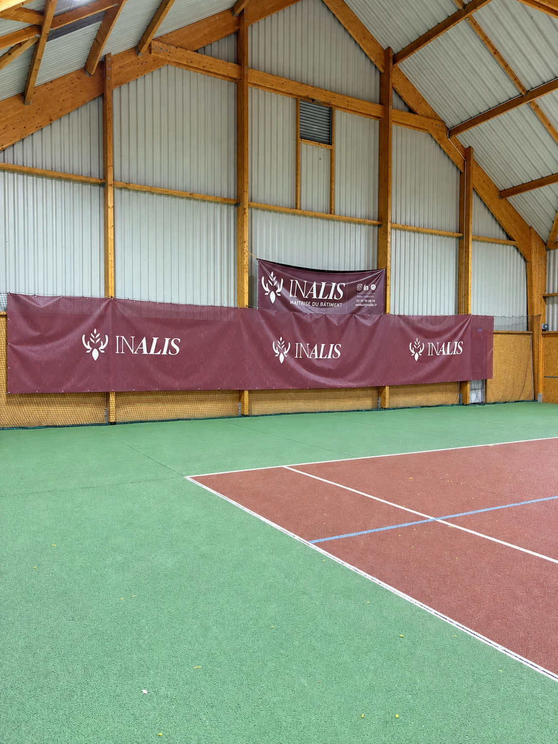 Les courts intérieurs du Tennis Club Vienne et Moulière, sous leur charpente en bois