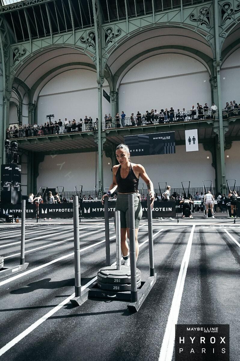 lili_brzt pousse un traîneau lesté lors de son HYROX au Grand Palais
