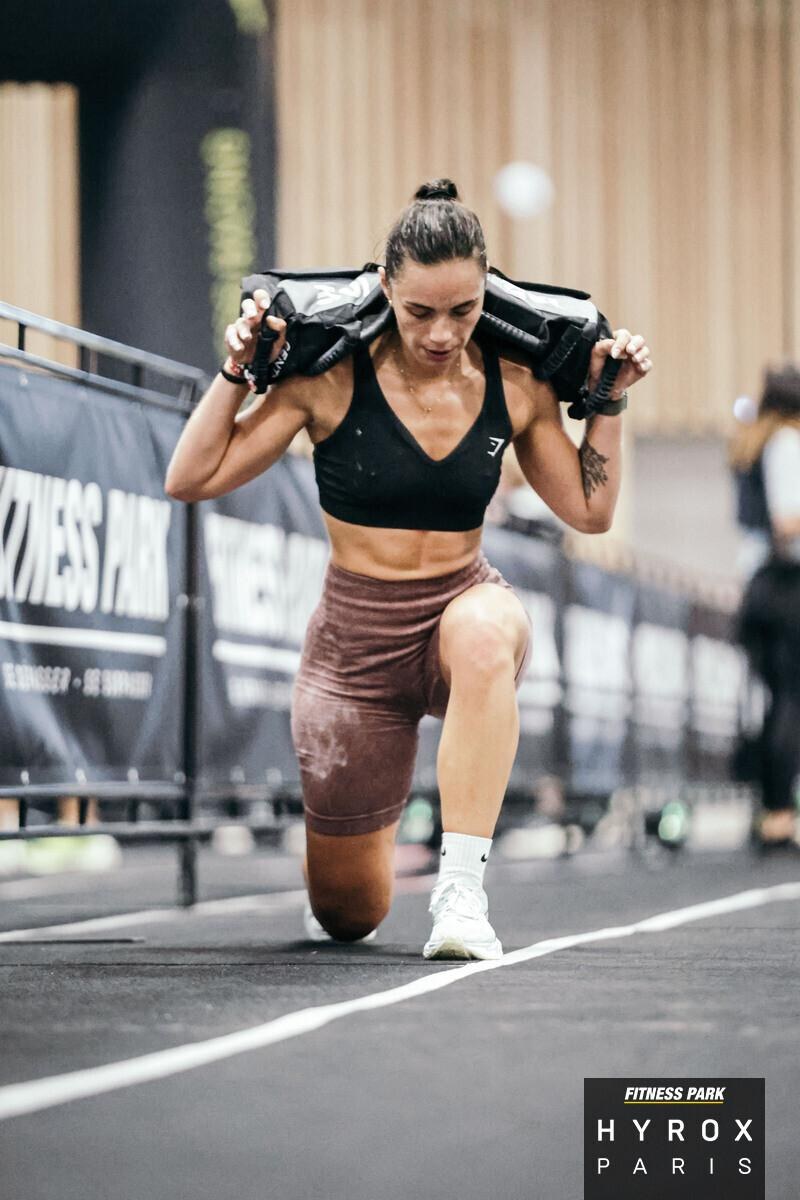 lili_brzt effectue une fente avec un sac lesté sur les épaules
